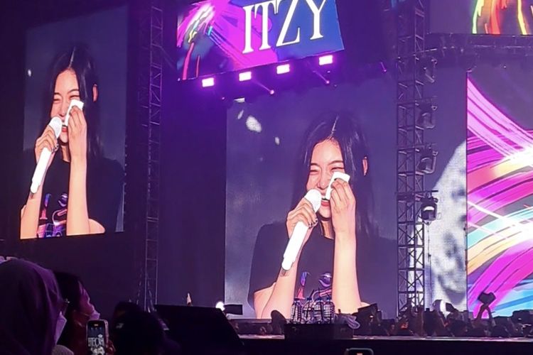 Member ITZY Lia menangis terharu dalam konser tunggal ITZY di Tennis Indoor Senayan, Jakarta, Sabtu (4/2/2023).