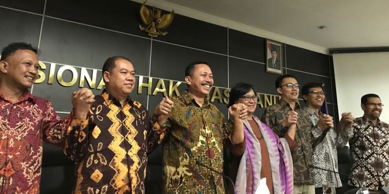 (Dari kiri ke kanan) Komisioner baru Komnas HAM, Mochammad Choirul Anam, Hairansyah, Ahmad Taufan Damanik, Sandrayati Moniaga, Beka Ulung Hapsara, Amiruddin Al Rahab dan Munafrizal Manan saat berfoto bersama di kantornya, Selasa (14/11/2017).