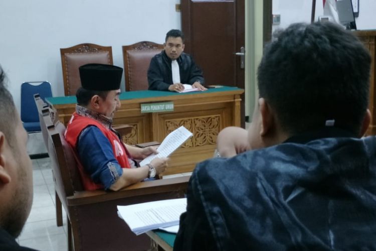 Terdakwa Gatot Brajamusti atau Aa Gatot membacakan nota pembelaan (pleidoi) dalam persidangan di Pengadilan Negeri Jakarta Selatan, Selasa (17/4/2018) malam.