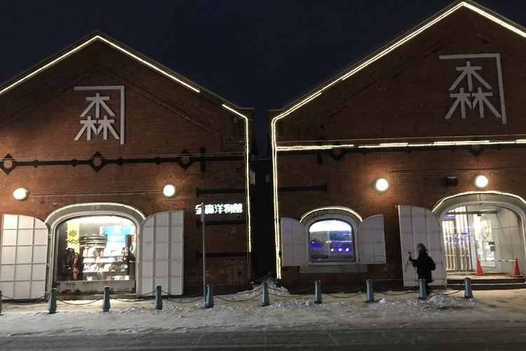 Wisatawan berjalan di area obyek wisata Kanemori Redbrick Warehouse, Kota Hakodate, Prefektur Hokkaido, Jumat (14/2/2019). Kanemori Redbrick Warehouse merupakan area gudang komersial pertama di Hakodate yang terletak di Pelabuhan Hakodate yang merupakan pelabuhan pertama yang dibuka untuk perdagangan internasional di zaman Edo (1600-­?1867). Sekarang area ini dibangun kembali dan dijadikan tempat rekreasi seperti restoran dan tempat hiburan.
