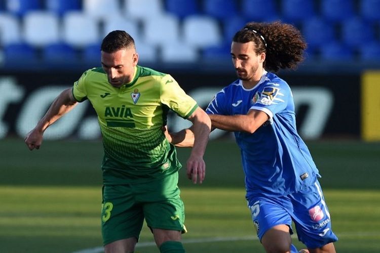 Marc Cucu Cucurella berebut bola dengan Anaitz Arbilla dalam laga Getafe vs Eibar yang dilangsungkan di Stadion Coliseum Alfonso Perez, Minggu (21/6/2020) dini hari WIB.