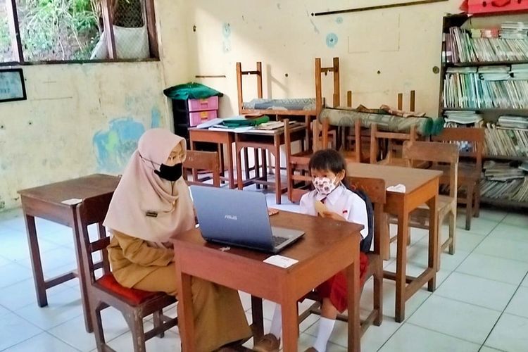 Hari pertama masuk sekolah dasar (SD) Negeri Sriwedari 197, Jawa Tengah, hanya diikuti satu murid bernama Azzam, Senin (11/7/2022). Azzam didampingi guru kelas satu Diyan Alfian (26).