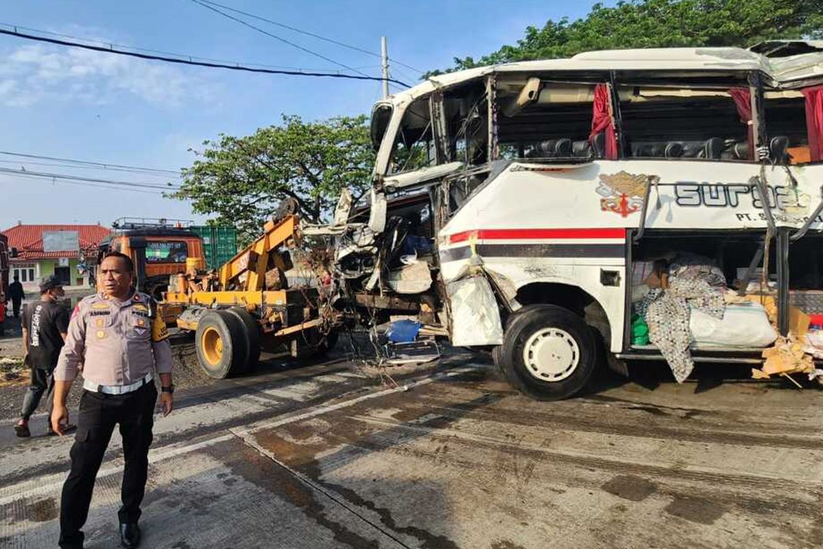 KECELAKAAN MAUT: Enam orang tewas dan empat orang lainnya luka-luka dalam kecelakaan maut yang melibatkan bus dan dua Truk Tronton di Pantura Pati-Rembang, Kecamatan Batangan, Kabupaten Pati, Jawa Tengah, Senin (23/9/2024) dini hari.