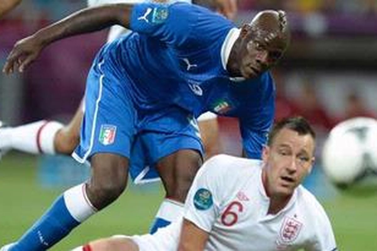 Bek Inggris John Terry (kanan) dan bomber Italia Mario Balotelli sedang mengawasi bola dalam pertandingan perempat final Euro 2012 di Stadion Olimpiade Kyiv, Minggu (24/6/2012). 
