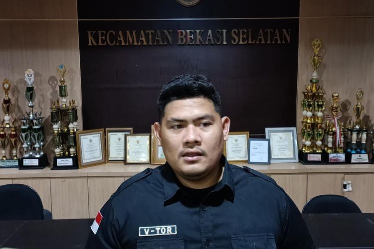 Kasie Trantib Satpol PP Kecamatan Bekasi Victor Yudistira ketika ditemui awak media soal penangkapan dua sejoli di kamar apartemen, Selasa (4/1/2023).
