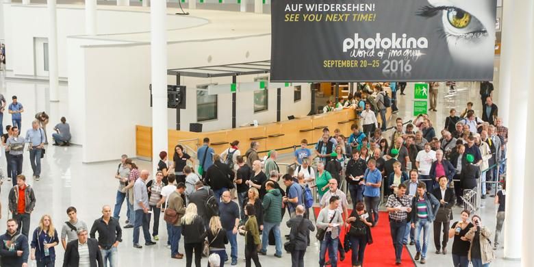 Suasana Photokina 2014, dengan sebuah banner yang menunjukkan tanggal penyelenggaraan Photokina 2016