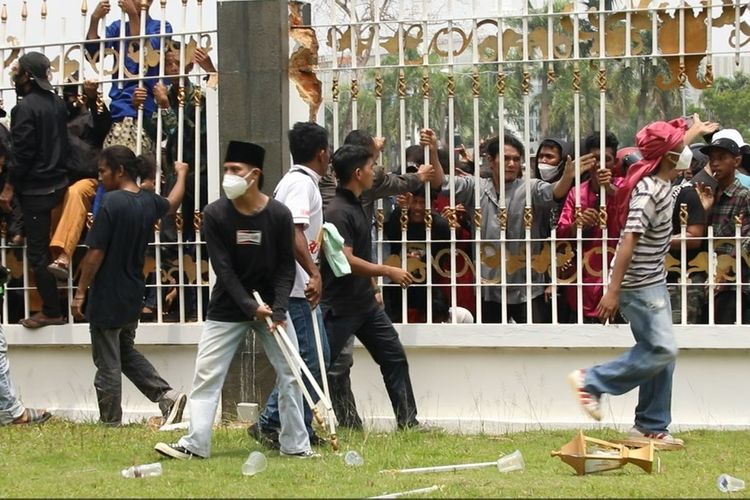 Aksi Laskar Pembela Marwah Melayu dan Pasukan Adat dan Marwah – Gagak Hitam Kepri, yang melakukan Aksi ujuk rasa di depan kantor BP Batam, Batam, Kepulauan Riau (Kepri), Senin (11/9/2023) yang berakhir ricuh menyisakan sebagian asset milik negara rusak.