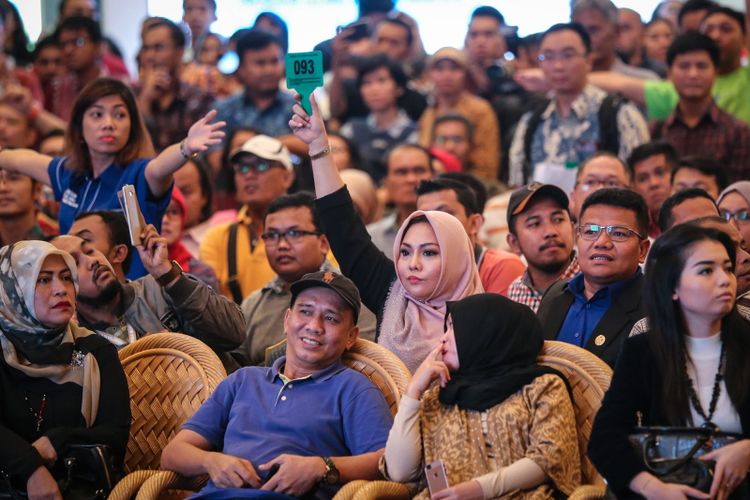 Calon peserta lelang saat mengikuti lelang mobil sitaan KPK hasil tindak pidana korupsi di Jakarta Convention Center, Jakarta, Jumat (22/9/2017). Komisi Pemberantasan Korupsi ( KPK) melelang sebanyak 22 barang sitaan milik terpidana korupsi.