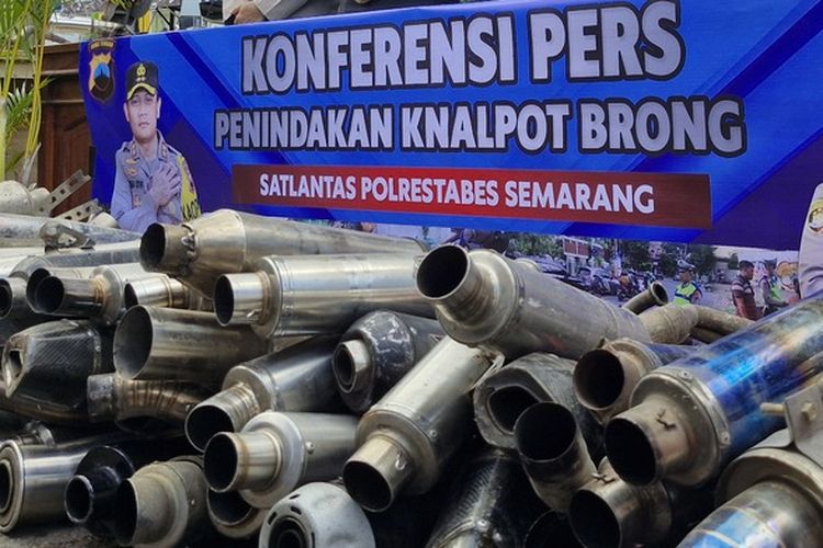 Dirlantas Polda Jateng Kombes Sonny Irawan saat jumpa pers di Pos Satlantas Polrestabes Semarang, Jumat (6/1/2023).