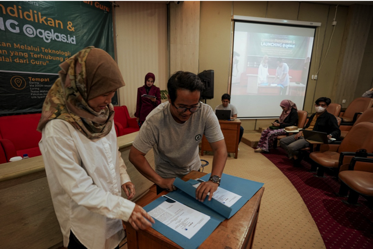 Penandatanganan kerja sama antara Qelas.Id dan FITK UIN Syarif Hidayatullah Jakarta di sela-sela seminar pendidikan yang diadakan pada 23 Oktober 2023.