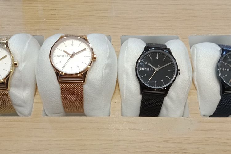 Salah satu contoh koleksi jam tangan Esprit Spring Summer Time & Jewels Collections untuk segmen Lab.