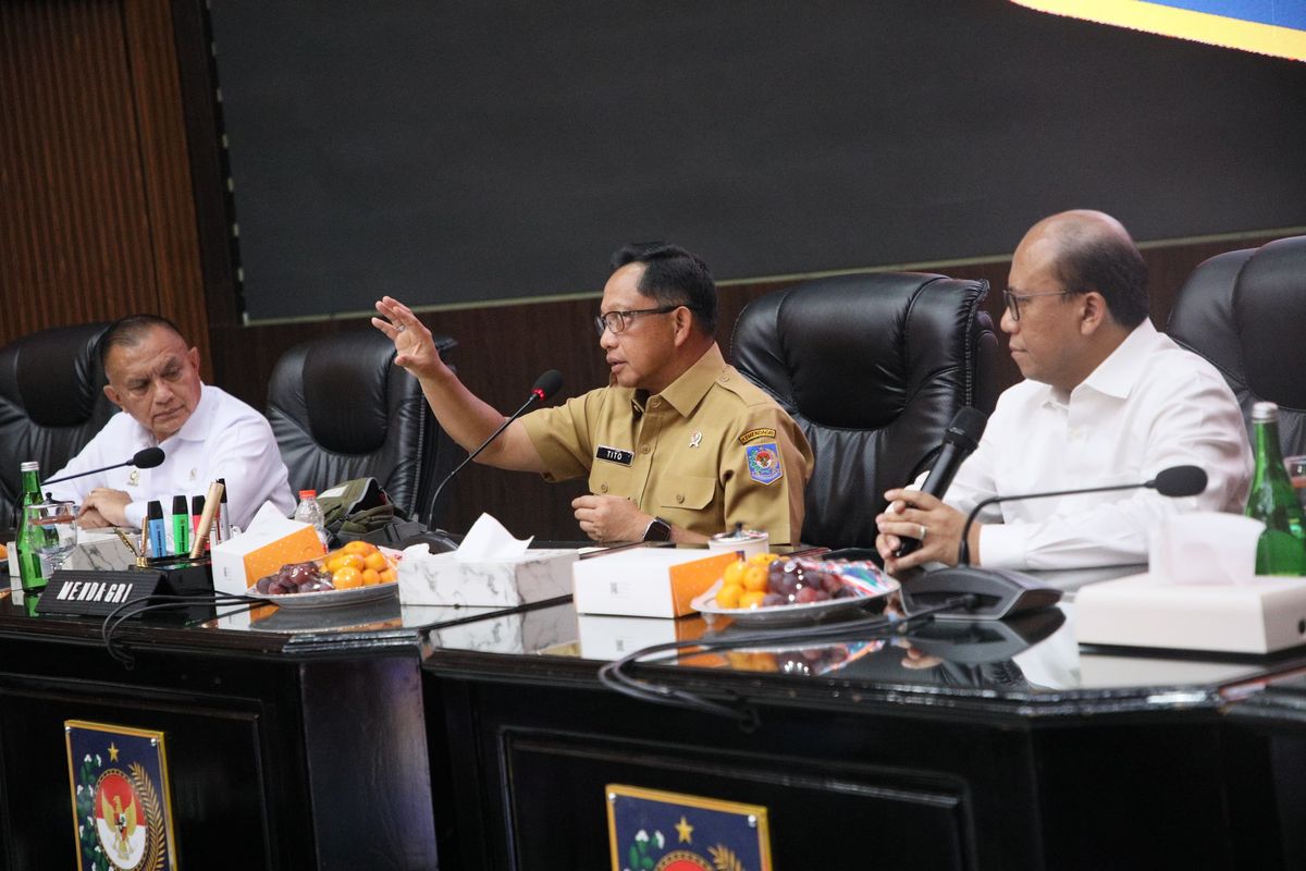 Menteri Dalam Negeri (Mendagri) Muhammad Tito Karnavian  konferensi pers usai Rapat Koordinasi (Rakor) Pusat dan Daerah dalam rangka Mengantisipasi Momentum Natal Tahun 2025 dan Tahun Baru 2026 di Sasana Bhakti Praja, Gedung C Lantai 3, Kantor Pusat Kementerian Dalam Negeri (Kemendagri), Jakarta, Senin (1/12/2025).