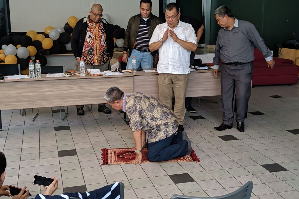 Mantan Anggota Dewan Pengawas BPJS Ketenagakerjaan, Syafri Adnan Baharuddin bangun dari sujud syukur saat konferensi pers di Ibis Tamarin Jakarta, Minggu (8/12/2019).