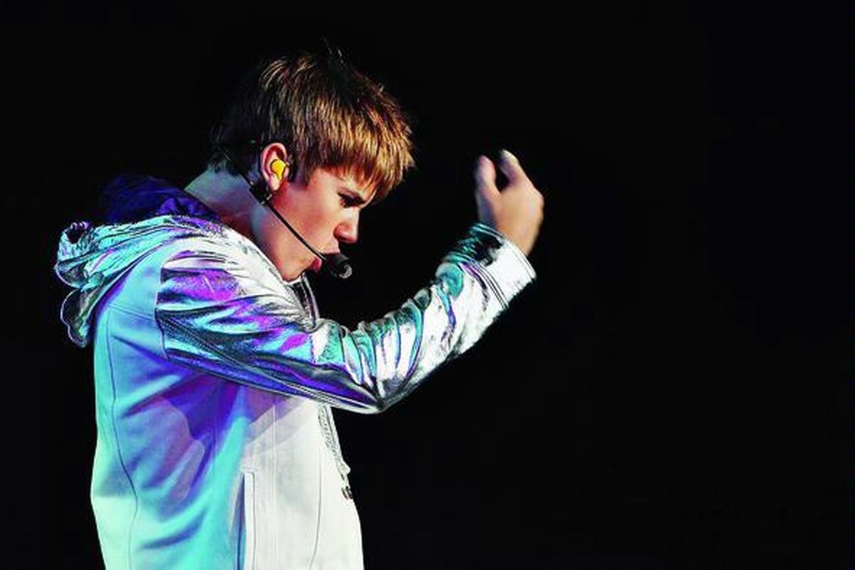 Penampilan Justin Bieber pada konser My World Tour di Sentul International Convention Center, Bogor, Jawa Barat, Sabtu (23/4).