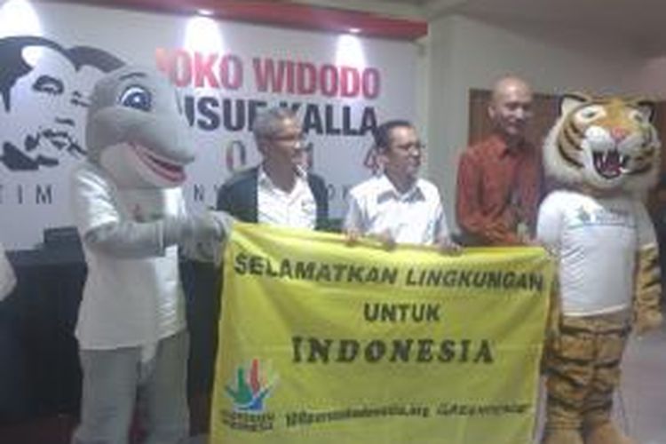 Suasana saat Lembaga Swadaya Masyarakat Greenpeace mendatangi markas media center JKW4P untuk menantang Jokowi-JK membuat komitmen untuk lingkungan yang lebih kuat, Kamis (19/6/2014)
