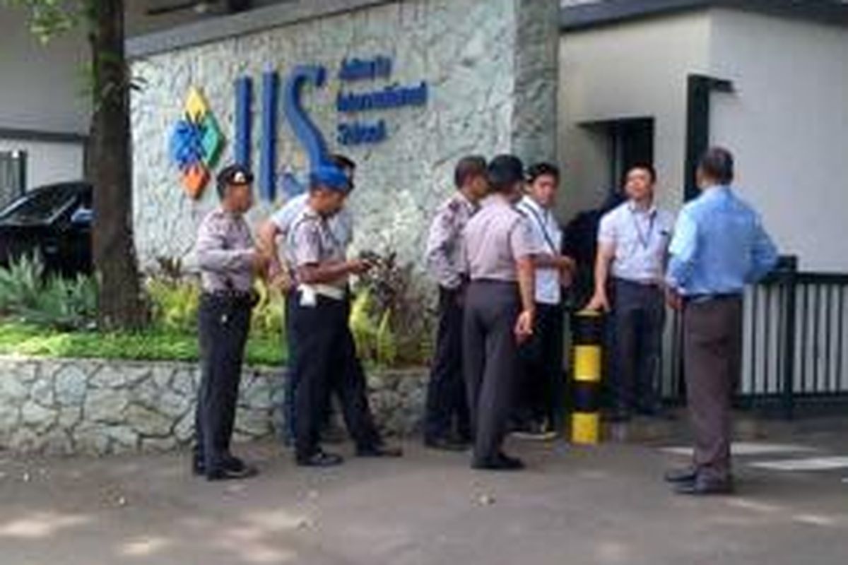 Kapolres Cilandak bersama anak buahnya mengunjungi Jakarta International School di Jalan Terogong, Jakarta Selatan, Kamis (17/4/2014).