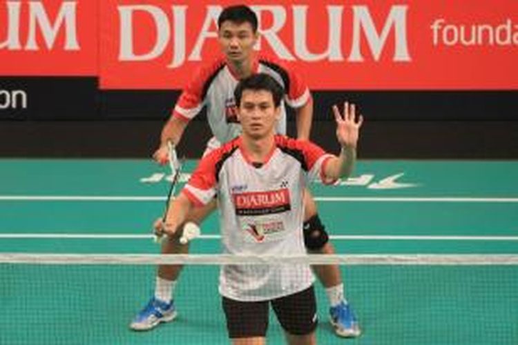 Pemain ganda putra Djarum Kudus, Mohammad Ahsan/Berry Angriawan, melakukan servis saat menghadapi Chayut Triyachart/Watchara Buranakuea ari tim Granular Thailand, pada babak penyisihan DJarum Superliga Badminton di Denpasar, Bali, Selasa (27/1/2015).