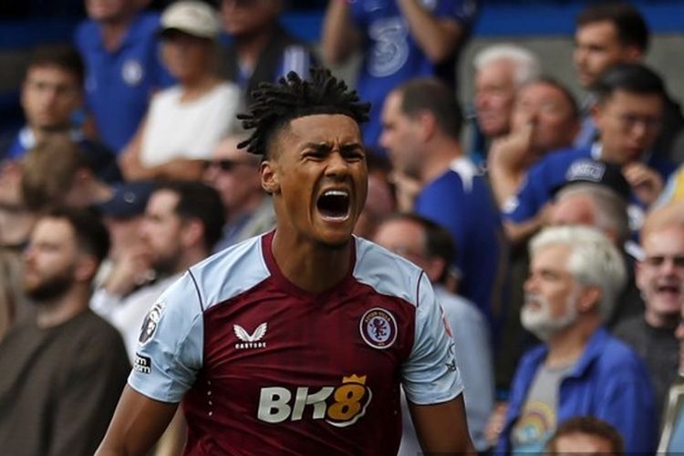 Striker Aston Villa, Ollie Watkins, melakukan selebrasi setelah mencetak gol timnya ke gawang Chelsea dalam pertandingan Premier League, kasta tertinggi Liga Inggris, di Stamford Bridge, London, Minggu (24/9/2023).