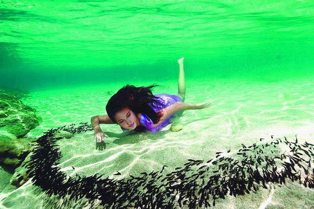 Dengan busana karya Benten