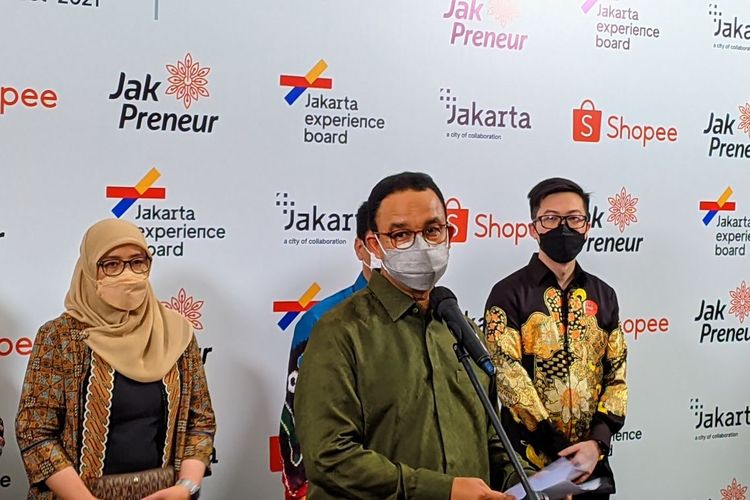 Gubernur DKI Jakarta Anies Baswedan usai menghadiri acara Malam Apresiasi Jakpreneur Fest 2021 di Museum Bank Mandiri, Minggu (24/10/2021)