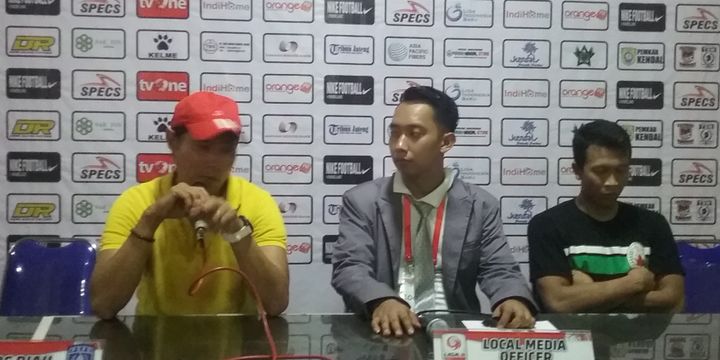 Pelatih Persik Kendal, Eduard Tjong, dalam jumpa pers seusai pertandingan.