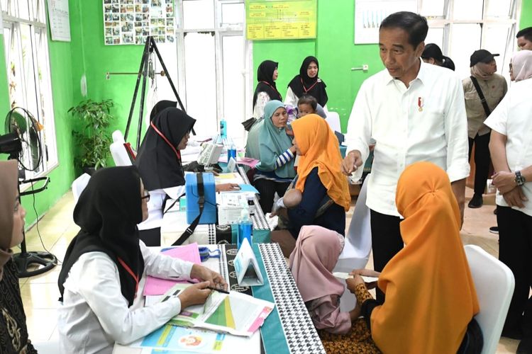 Presiden Joko Widodo saat meninjau kegiatan penurunan stunting yang digelar di Posyandu Sarimulyo, Kabupaten Seluma, Provinsi Bengkulu, Jumat (21/7/2023).