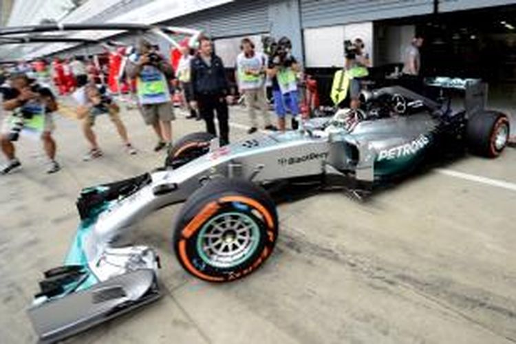 Pebalap Mercedes, Lewis Hamilton, keluar dari pit Sirkuit Monza, pada sesi latihan pertama GP Italia, Jumat (5/9/2014).