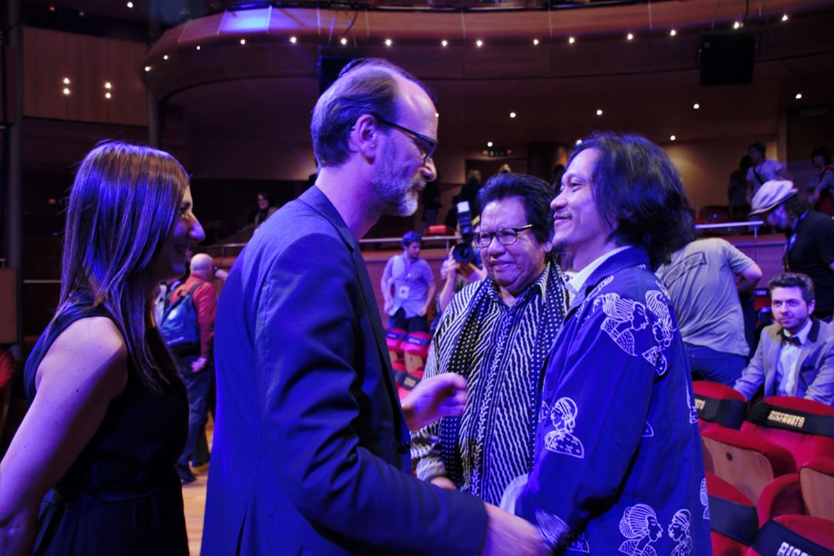 Ketua Panitia Far East Film Festival di Kota Udine, Italia, Sabrina Barachetti dan Thomas Bertacche memberikan ucapan selamat kepada Sutradara film Night Bus Emil Heradi.