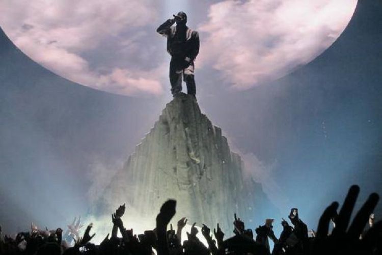 Desain tata panggung Kanye West saat tampi dalam tur Yeezus.

