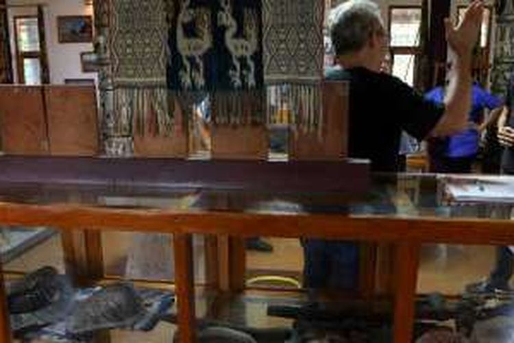 Pastor Robert Ramone (membelakangi lensa) menjelaskan budaya Sumba kepada pengunjung yang datang ke Museum Sumba yang terdapat di Rumah Budaya Sumba, Kabupaten Sumba Barat Daya, Nusa Tenggara Timur, Senin (15/2/2016). Museum yang menyimpan berbagai pernik budaya Sumba ini dibangun untuk melestarikan kebudayaan Sumba.
