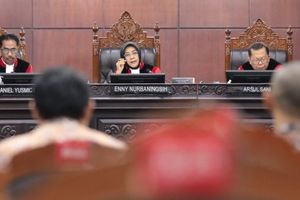 Hakim MK ke Kemenhub: Kita Semua Korban Keterlambatan Penerbangan