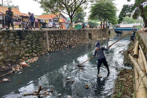 Sampah Menumpuk di Kali Sipon, Timbulkan Bau Tak Sedap hingga Berasal dari Pedagang di Bibir Sungai
