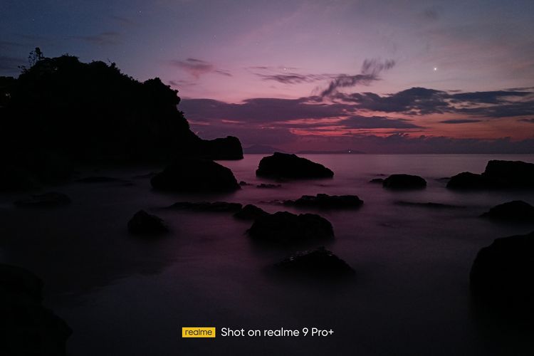 Momen sunrise yang diabadikan Fotografer Lanskap Azwar Ipank di Pantai Batu Kapal, Pulau Weh, Kota Sabang, Provinsi Aceh. Ipank memanfaatkan cahaya matahari terbit untuk mendapatkan foto eksotik. Foto diambil menggunakan smartphone realme 9 Pro+.