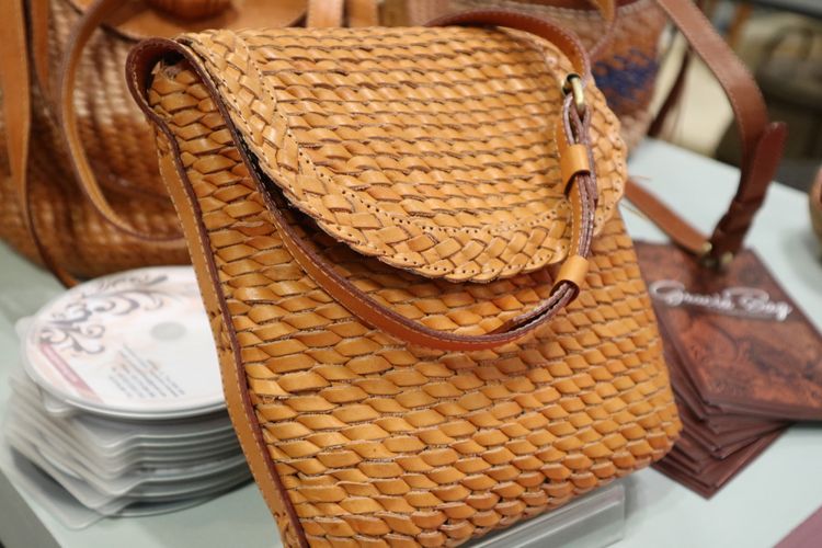 Tas kulit buatan Gracia Bag saat tampil di pameran dagang NY NOW 2017 di Javits Center, New York 19-23 Agustus 2017. Pameran dagang ini diikuti sekitar 2.400 desainer dari seluruh dunia dan dihadiri sektar 24.000 orang yang sebagian besar adalah buyer.   