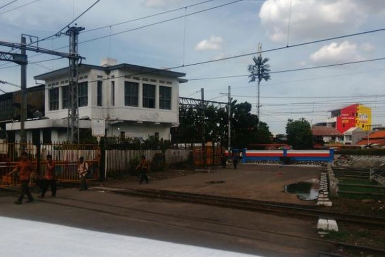 Jalan Letjen Suprapto yang melewati rel kereta api di samping Stasiun Senen arah ke Cempaka Putih, Jakarta Pusat ditutup permanen. Jumat (9/12/2016).