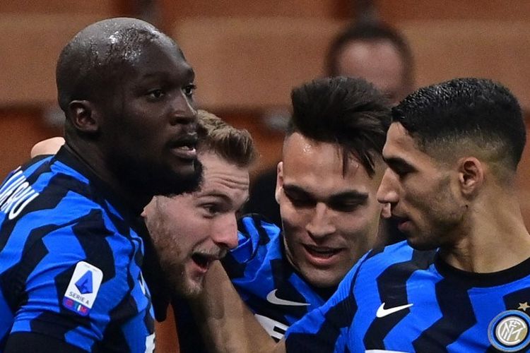 Bek Inter Milan asal Slowakia, Milan Skriniar (2ndL) merayakan bersama rekan satu timnya setelah mencetak gol dalam pertandingan sepak bola Serie A Italia Inter Milan vs Atalanta di stadion San Siro di Milan pada 8 Maret 2021.