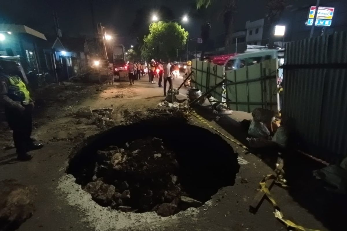 Kondisi Lubang Besar di Jalan Daan Mogot Raya, Kedaung Kali Angke, Cengkareng, Jakarta Barat, Senin (13/3/2023).