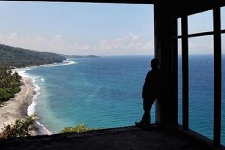 Panorama Pantai Bukit Tiga, Desa Malaka, Kecamatan Pemenang, Lombok Utara, Rabu (18/3). Masih banyak potensi wisata pantai di Lombok dan Sumbawa yang belum dikelola secara optimal. 