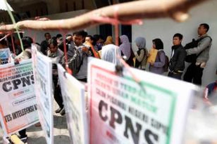 Warga mengantre saat menyerahkan berkas lamaran calon pegawai negeri sipil (CPNS) di Youth Center, Sleman, DI Yogyakarta, Jumat (20/9/2013). Ribuan pelamar memperebutkan 120 kursi yang tersedia di Pemda DI Yogyakarta. Tes akan dilaksanakan pada 25-27 September.