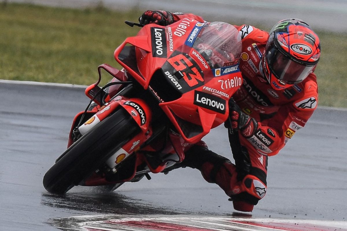 Francesco Bagnaia saat berlaga pada MotoGP San Marino 2021. (Photo by ANDREAS SOLARO / AFP)