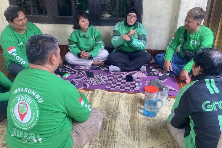 Fika Chasasmeta dan Perjuangannya Mewujudkan Kesetaraan bagi Pengemudi Ojol Penyandang Tunarungu