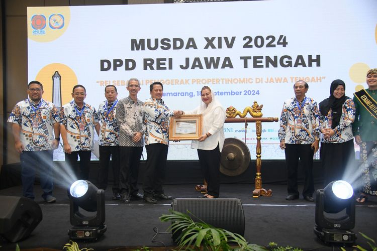 Wali Kota (Walkot) Semarang Hevearita Gunaryanti Rahayu saat menerima penghargaan dari Dewan Pengurus Daerah (DPD) Real Estate Indonesia (REI) Jawa Tengah (Jateng) dalam Musyawarah Daerah (Musda) XIV 2024 DPD REI Jateng di Hotel Gumaya, Rabu (18/9/2024). 