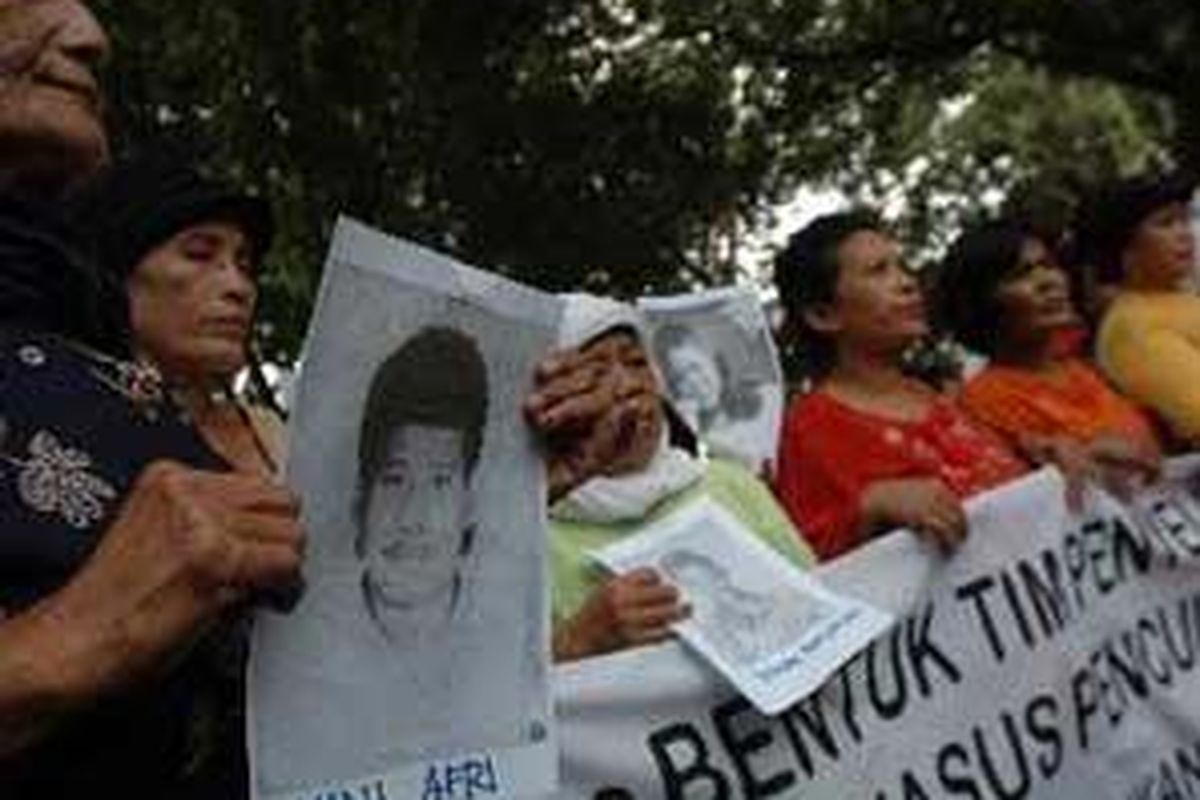 Sejumlah warga keluarga korban yang tergabung dalam Ikatan Keluarga Orang Hilang Indonesia (IKOHI) mendatangi Kantor Komnas HAM, Jakarta, Rabu (16/3/2005).  Mereka antara lain menuntut Tim Penyelidik Komnas HAM harus maksimal menggunakan wewenangnya dengan memeriksa dan menyelidiki lembaga dan individu yang diduga terlibat dan harus memberikan laporan kemajuan kerja mingguan kepada korban, keluarga korban, dan masyarakat.