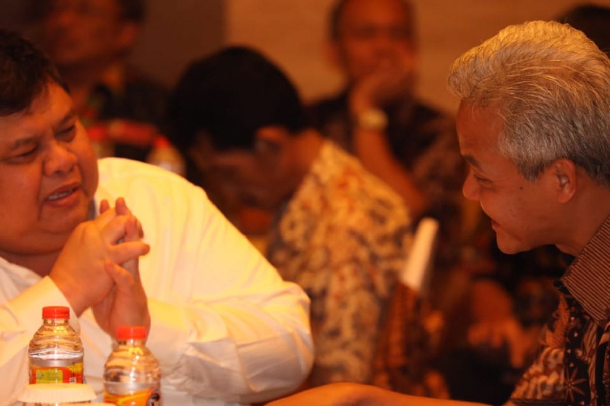 Gubernur Ganjar Pranowo berbincang dengan Deputi bidang Reformasi Birokrasi Akuntabilitas Aparatur & Pengawasan Kemenpan Reformasi Birokrasi Muhammad Yusuf Ateh, di acara Evaluasi Sistem Akuntabilitas Kinerja Instansi Pemerintah (SAKIP) dan Reformasi Birokrasi Pemerintah Provinsi dan Kabupaten/Kota se-Provinsi Jawa Tengah di Hotel Novotel, Semarang, Rabu (14/11/2018).