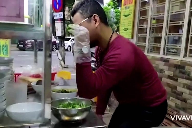 Tangkapan layar saat pria bernama Bui Tuan Lam di Danang, Vietnam, menirukan koki asal Turki, Nusr-et Gokce, yang dikenal sebagai Salt Bae di toko mi miliknya.