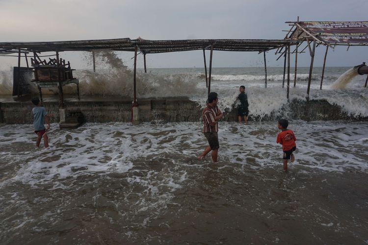 Sejumlah warga berjalan menghindari gelombang air laut di Pesisir pantai Utara, Pekalongan, Jawa Tengah, Senin (23/5/2022). Palang Merah Indonesia (PMI) Kota Pekalongan menghimbau warga sekitar pesisir pantai Utara Pekalongan untuk waspada dengan adanya gelombang laut setinggi sekitar 1-3 meter dan dapat menyebabkan banjir rob.