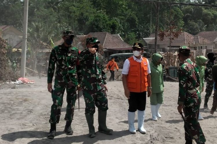 Kepala Staf  Angkatan Darat (KASAD), Jenderal  TNI Dudung Abdurachman mendatangi lokasi  terdampak letusan Gunung Semeru dan posko pengungsian di Kecamatan Candipuro Senin (13/12/2021). 