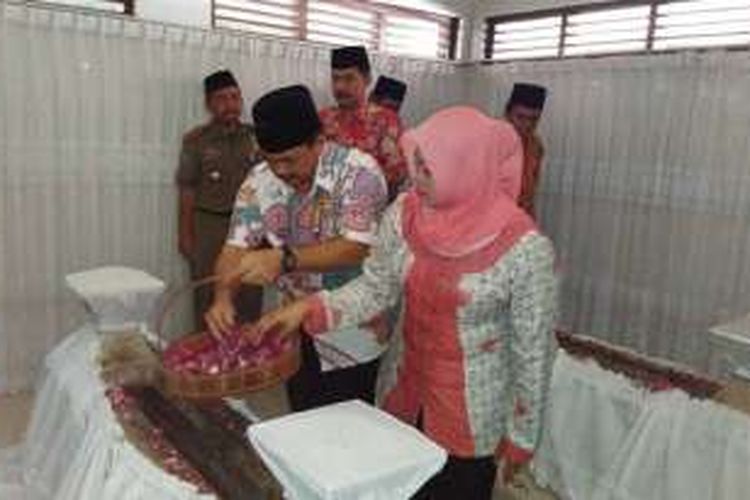 Wakil Bupati Semarang Ngesti Nugraha bersama istri melakukan tabur   bunga di Makam Ki Ageng Pandanaran I di Bukit Bergota, Mugassari, Kota   Semarang, Kamis (10/3/2016) siang.