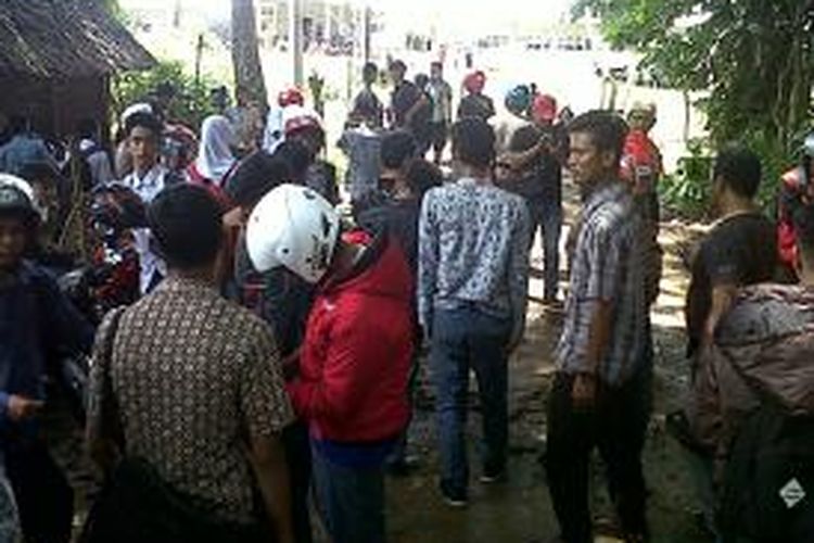 Puluhan pelajar Sekolah Menengah Kejuruan (SMK) I Barebbo, Kabupaten Bone, Sulawesi Selatan berkerumum sesaat setelah sekolahnya diserang belasan preman. Rabu, (04/12/2013).