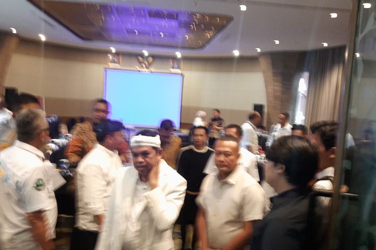 Gubernur Jawa Barat terpilih, Dedi Mulyadi usai menggelar rapat bersama Kapolres Bogor dan Bupati Terpilih, Rudy Susmanto-Jaro Ade di sebuah Hotel di Sentul, Bogor, Rabu (12/2/2025).